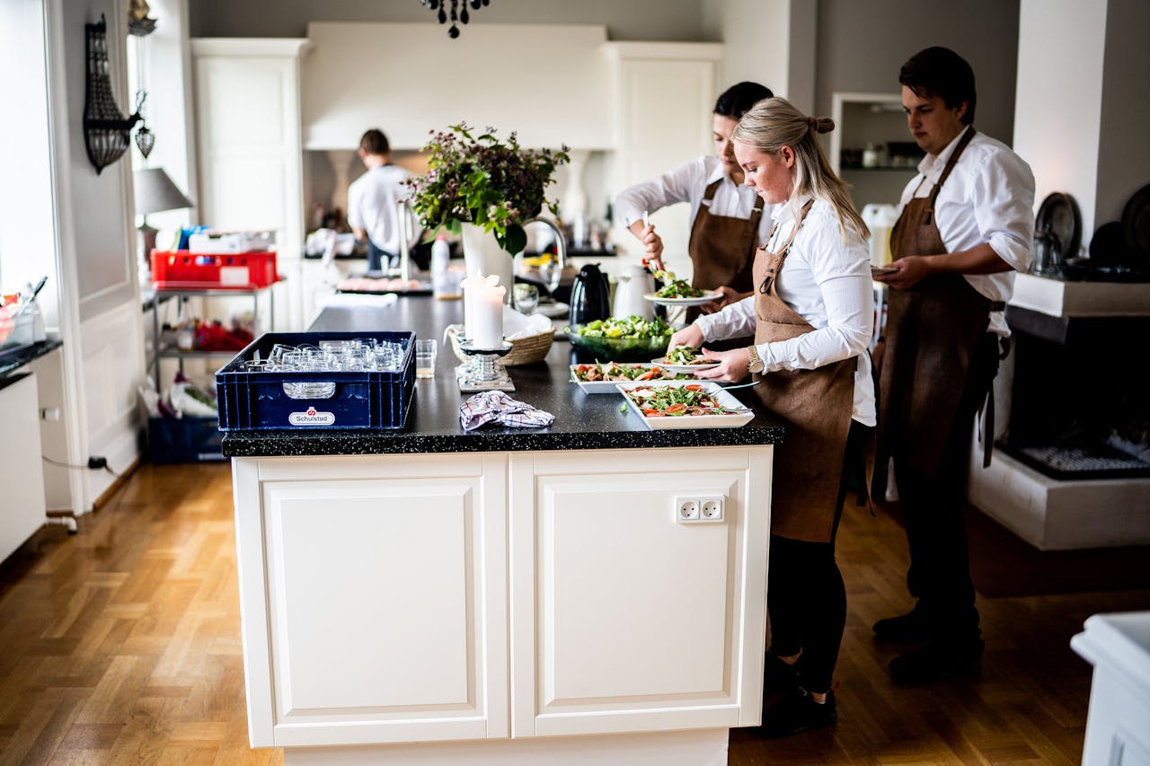 De leerweg naar werken in de horeca via een vakschool