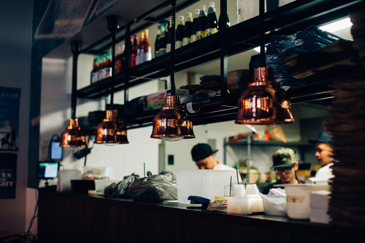 Hoe draagt een akoestisch plafond bij aan een prettige horeca-ervaring?